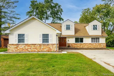 2376 Browning Dr, Lake Orion, MI 48360