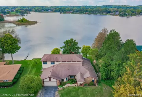 8763 Ellis Rd, Springfield, MI 48348