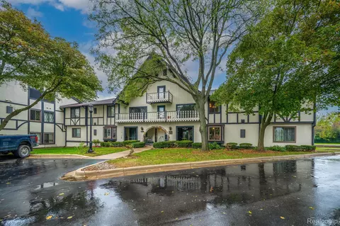 42160 Woodward Ave 72 Feb Ave #72, Bloomfield Hills, MI 48304