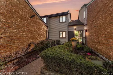 4423 Laurel Club Cir #7, West Bloomfield, MI 48323