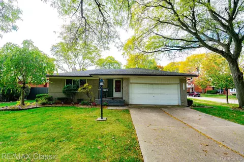20520 Williamsburg, Harper Woods, MI 48225