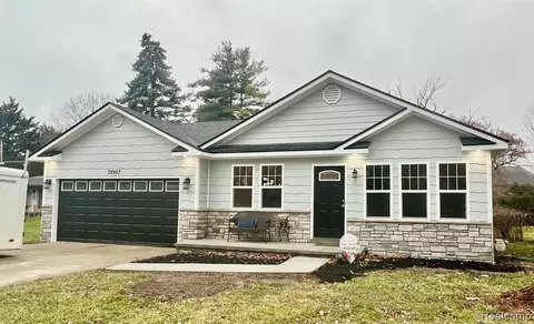 39957 Memory Ln, Harrison Township, MI 48045