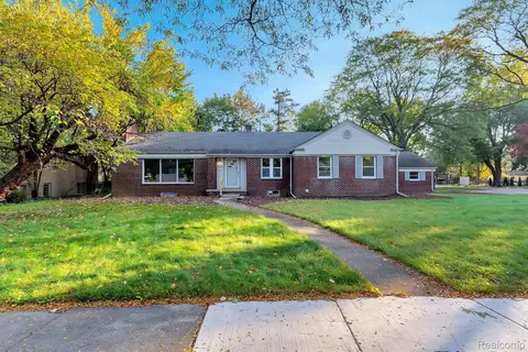28510 Sunset Blvd W, Lathrup Village, MI 48076
