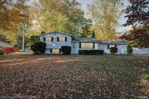 6073 Sugarloaf Dr, Grand Blanc, MI 48439