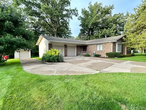 26333 Coleridge St, Harrison Township, MI 48045