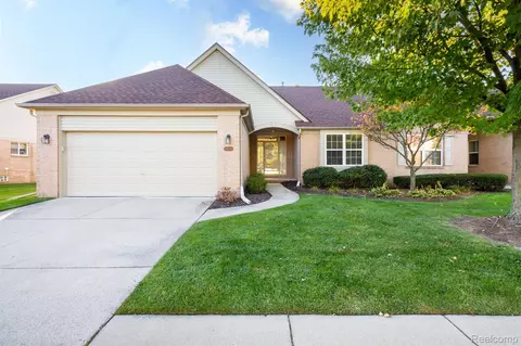 43300 Creek Dr, Clinton Township, MI 48038