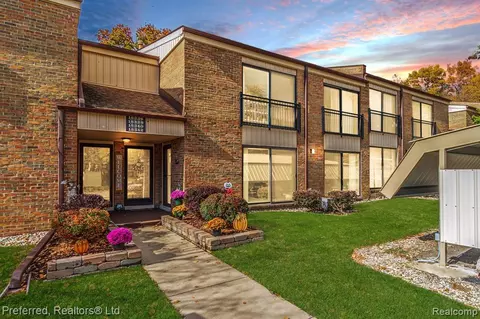 18336 University Park Dr, Livonia, MI 48152