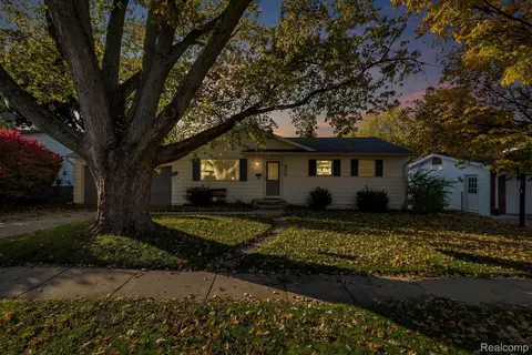 420 Laurie Dr, Flushing, MI 48433