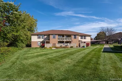 61196 Greenwood Dr, South Lyon, MI 48178