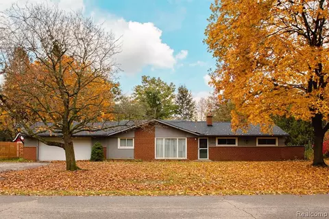 6413 Snow Apple Dr, Clarkston, MI 48346
