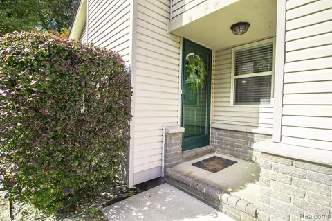 17438 N Lucille Cir #17, New Boston, MI 48164