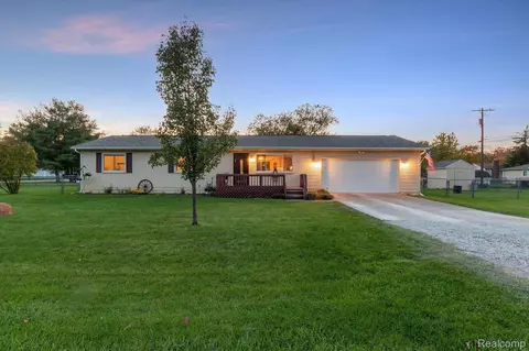 9122 Bernice Dr, Pinckney, MI 48169