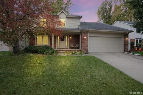 8282 Barrington Dr, Ypsilanti, MI 48198