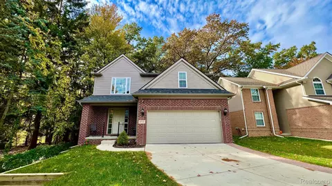 8735 Oak Ridge Trl, Westland, MI 48185