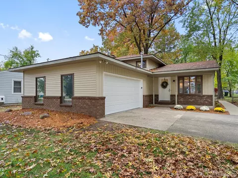 8076 Eldora Blvd, Commerce Twp, MI 48382