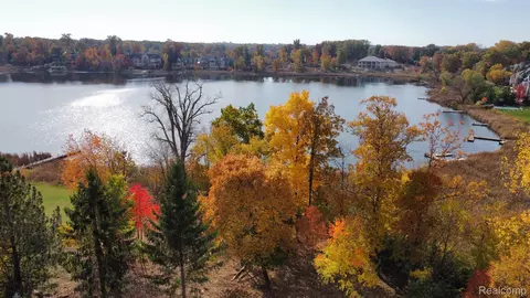 2717 Turtle Shores Dr, Bloomfield, MI 48302