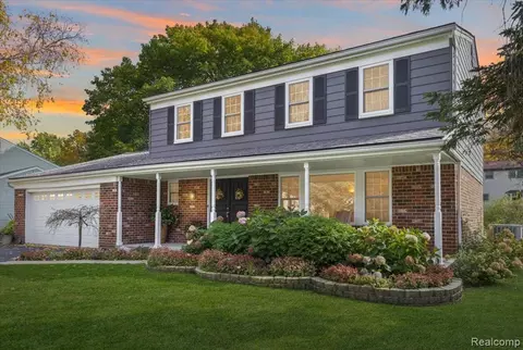 2815 Armstrong Dr, Lake Orion, MI 48360