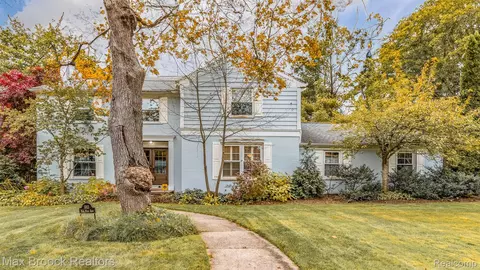 683 Half Moon Rd, Bloomfield Hills, MI 48301