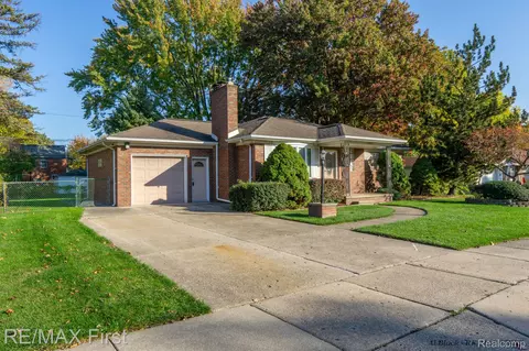 23146 Beechwood Ave, Eastpointe, MI 48021