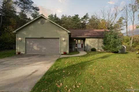 11202 N Fenton Rd, Fenton, MI 48430