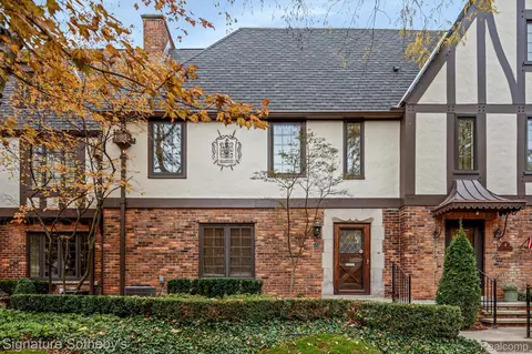 35 Cranford Ln, Grosse Pointe, MI 48230