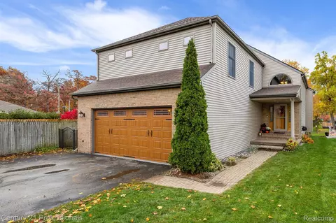 6431 Elmwood Dr, Waterford, MI 48329
