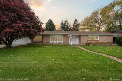 728 Devonshire Rd, Fowlerville, MI 48836