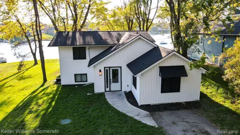 9879 Dixie, Springfield, MI 48348
