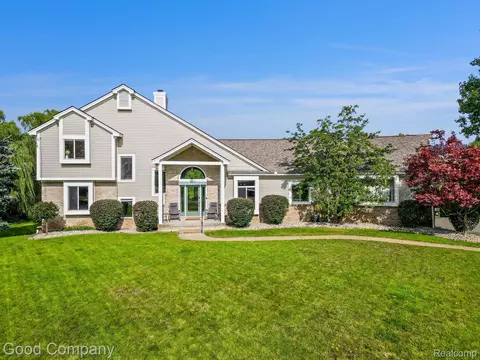 8812 Sandy Crst, White Lake, MI 48386