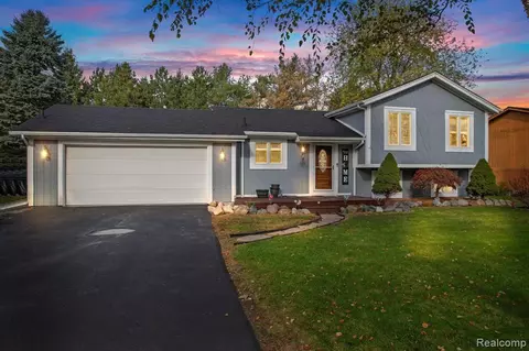 660 W Wise Rd, Commerce Twp, MI 48382