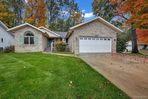 3927 Oak Hills Cir, Port Huron, MI 48060