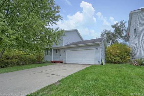 7041 Villa Dr, Waterford, MI 48327