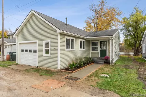 8767 Lagoon Dr, Hamburg, MI 48139