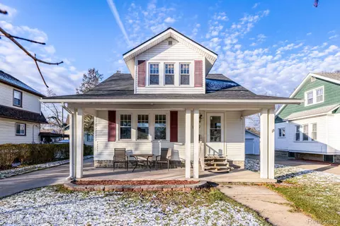 1327 17th St, Port Huron, MI 48060