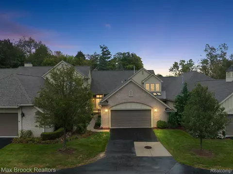 2389 Hickory Glen Dr, Bloomfield Hills, MI 48304