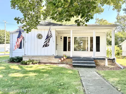 226 Church St, Almont, MI 48003