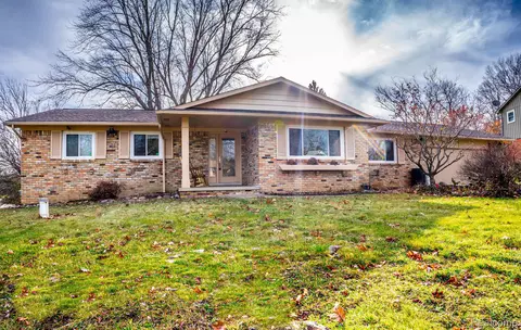 6490 Kings Pointe Rd, Grand Blanc, MI 48439