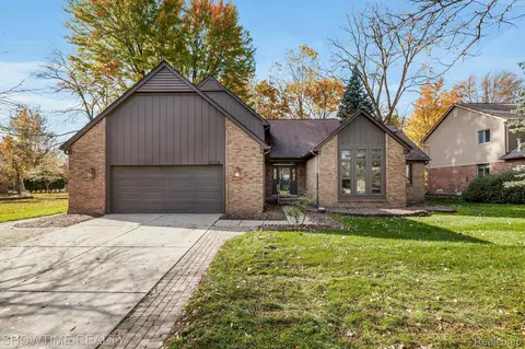 6205 Seminole Dr, Troy, MI 48085