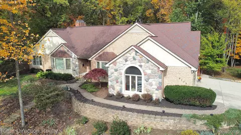 9773 Pine Valley Trl, Brighton, MI 48114