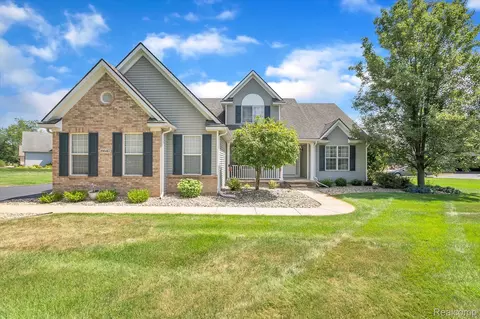 8647 Saddlewood Dr, Green Oak, MI 48116