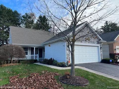 5397 Forest Ridge Dr #2, Clarkston, MI 48346