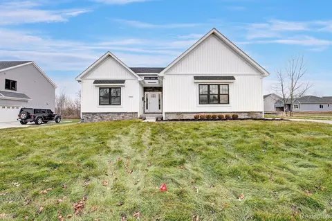4039 Oak St, Grand Blanc, MI 48439