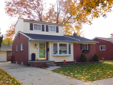 1222 N Selfridge Blvd, Clawson, MI 48017