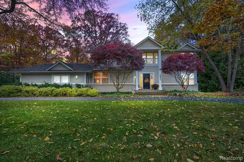 4662 Coachmaker Dr, Bloomfield Hills, MI 48302