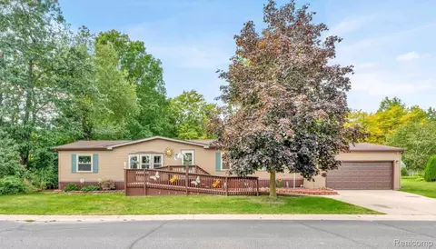 2015 Plum St, Oxford, MI 48371