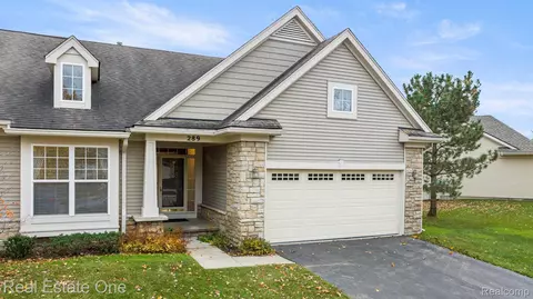289 Stony Lake Dr, Oxford, MI 48371