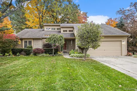 5966 Snow Apple Dr, Clarkston, MI 48346