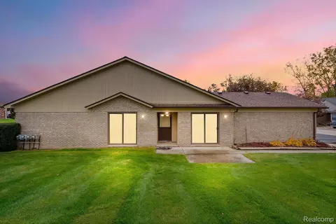45298 Manor Dr, Shelby Township, MI 48317