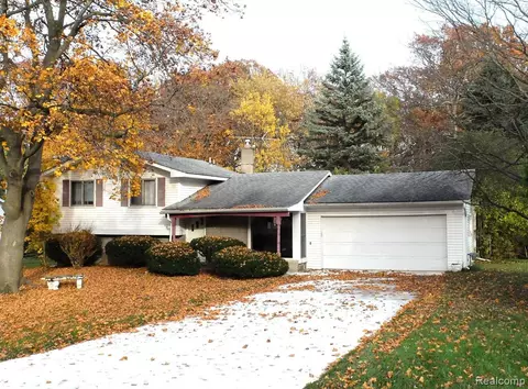 6074 Snow Apple Dr, Clarkston, MI 48346