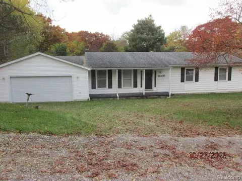8060 Grenada Dr, Brighton, MI 48116